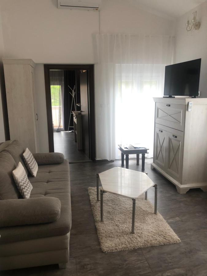 Grey Pearl With Free Ev Ch-Station Apartman Valbandon Kültér fotó