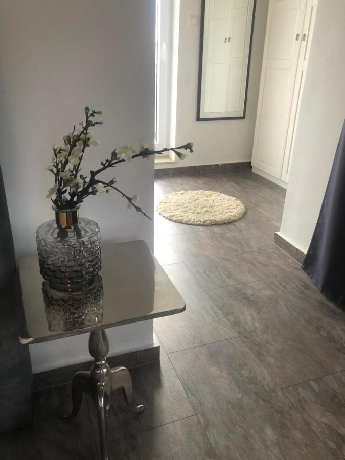 Grey Pearl With Free Ev Ch-Station Apartman Valbandon Kültér fotó