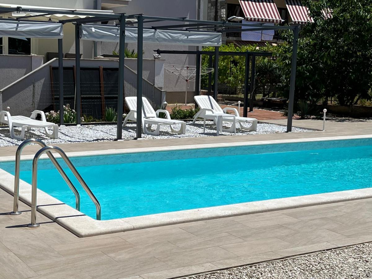 Grey Pearl With Free Ev Ch-Station Apartman Valbandon Kültér fotó