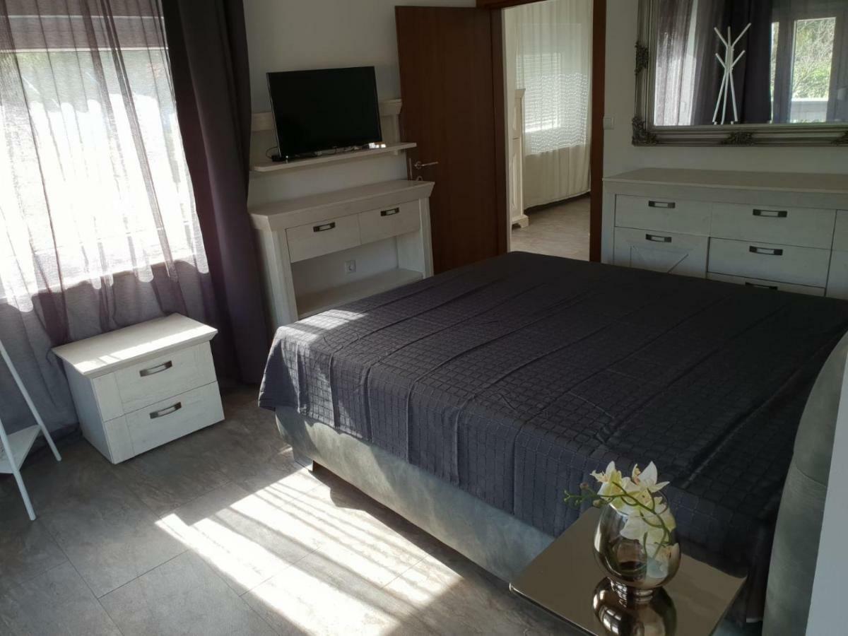 Grey Pearl With Free Ev Ch-Station Apartman Valbandon Kültér fotó