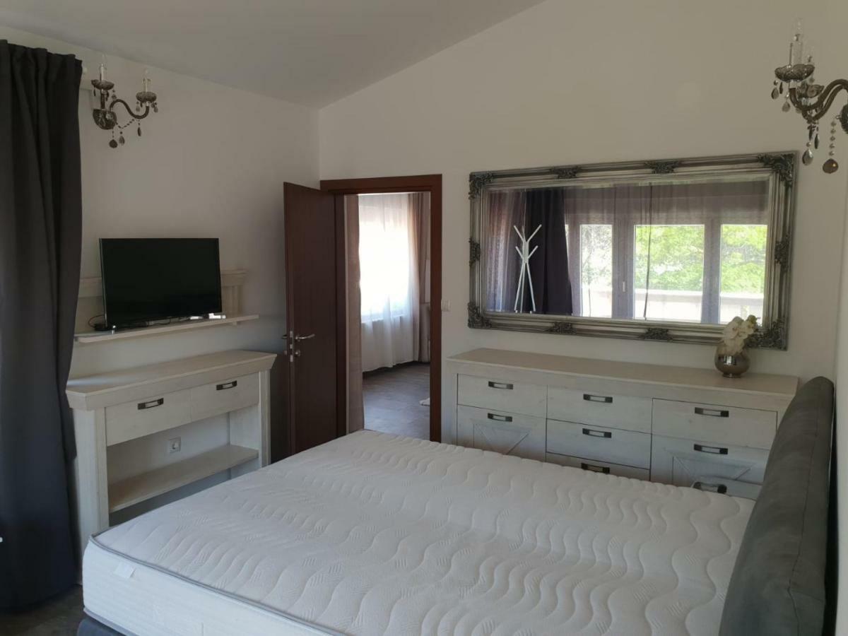 Grey Pearl With Free Ev Ch-Station Apartman Valbandon Kültér fotó