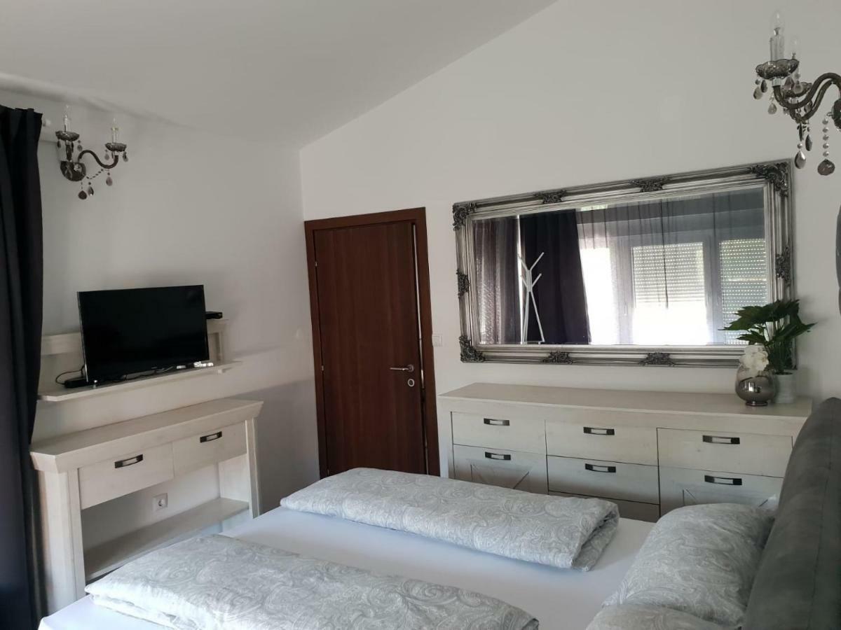 Grey Pearl With Free Ev Ch-Station Apartman Valbandon Kültér fotó